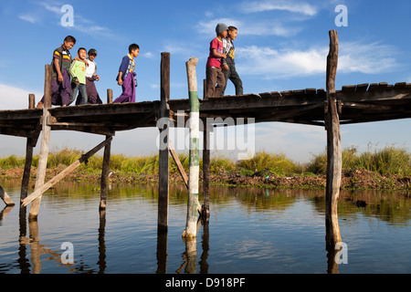 Les enfants sur une jetée par le lac Inle, Myanmar 5 Banque D'Images