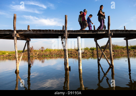 Les enfants sur une jetée par le lac Inle, Myanmar 7 Banque D'Images