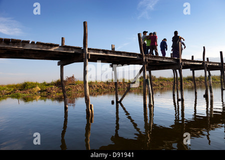 Les enfants sur une jetée par le lac Inle, Myanmar 8 Banque D'Images