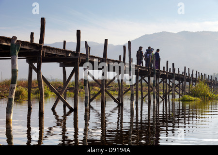 Les enfants sur une jetée par le lac Inle, Myanmar Banque D'Images