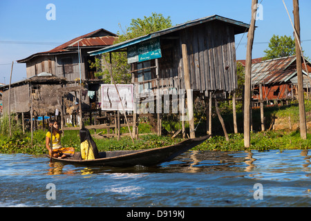 Transport de tous les jours sur le lac Inle, Myanmar 12 Banque D'Images