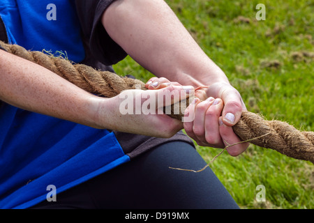 Femme tirant sur une corde lors d'un remorqueur de la guerre de la concurrence, Ecosse, Royaume-Uni Banque D'Images