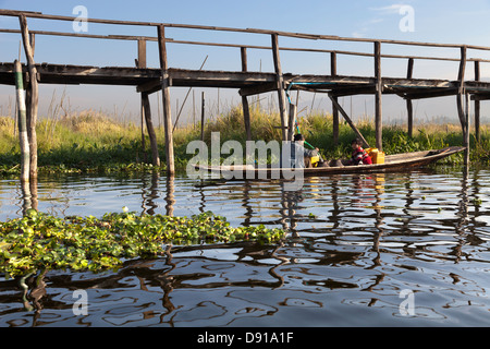 Petit bateau en tenant sur l'eau douce par une jetée, Lac Inle au Myanmar Banque D'Images