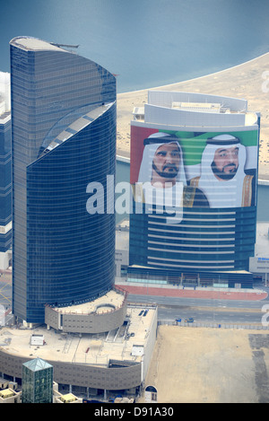 Cheikh Mohammed bin Rashid Al Maktoum, Premier ministre, son portrait orne de nombreux immeubles de Dubaï, Émirats Arabes Unis Banque D'Images
