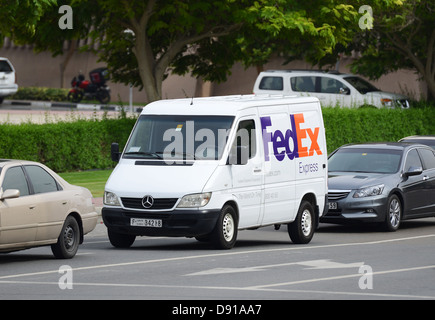 FedEx Express delivery van, Dubaï, Émirats Arabes Unis Banque D'Images