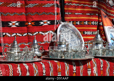 Service à thé traditionnels et des tapis à vendre à Rabat, Maroc Banque D'Images