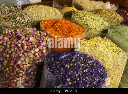 Épices à la vente à un souk aux épices, Dubaï, Émirats Arabes Unis Banque D'Images