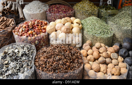 Épices à la vente à un souk aux épices, Dubaï, Émirats Arabes Unis Banque D'Images