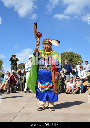 Dianna Sue Uqualla, de la Nation indienne Havasupai effectue une cérémonie traditionnelle à l'inauguration de la rénovation du sentier Bright Angel 18 mai 2013, au Parc National de Grand Canyon, AZ. Banque D'Images