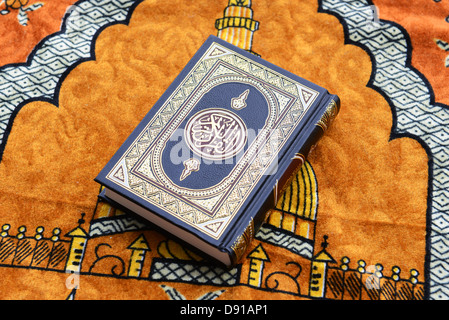 Coran, Coran, Coran, livre saint Coran Coran, texte religieux, la littérature islamique Coran sur un tapis de prière Banque D'Images