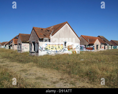 Village de vacances abandonné, Pirou Plage, Normandie, France Banque D'Images