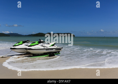 Jet ski à louer sur la plage de Pantai Cenang à Langkawi, Malaisie Banque D'Images