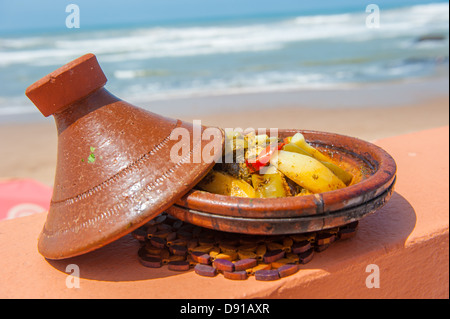 Tajine de poisson, un plat traditionnel marocain Banque D'Images