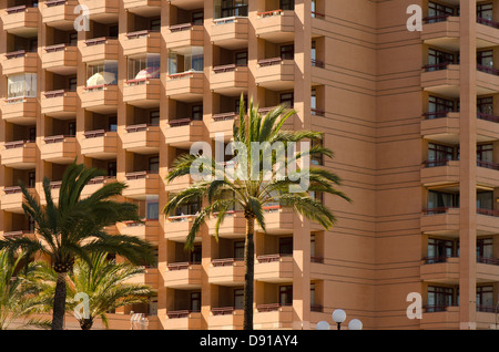 Des immeubles de grande hauteur dans le village côtier de surdéveloppée Fuengirola, Costa del Sol, Espagne. Banque D'Images