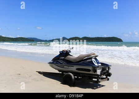 Jet ski à louer sur la plage de Pantai Cenang à Langkawi, Malaisie Banque D'Images
