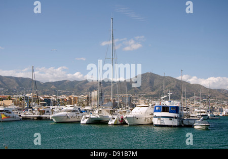 Le port de Fuengirola avec de petits bateaux et des montagnes de Mijas en arrière-plan, Costa del Sol, Espagne. Banque D'Images