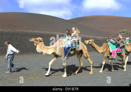 Lanzarote, promenades en chameau, des touristes profitant du chameau à Lanzarote, Îles Canaries Banque D'Images