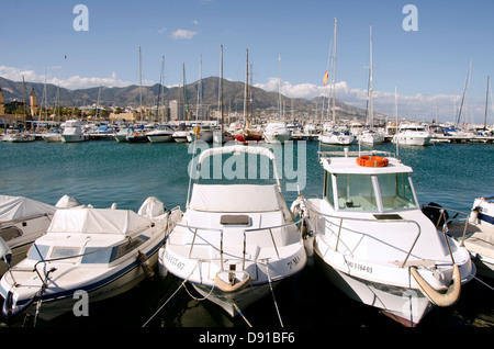 Le port de Fuengirola avec de petits bateaux et des montagnes de Mijas en arrière-plan, Costa del Sol, Espagne. Banque D'Images