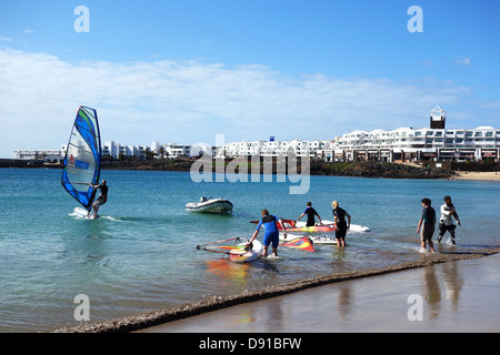 Lanzarote, Playa de las Cucharas, Costa Teguise, Lanzarote, îles Canaries. Leçons de planche à voile Banque D'Images