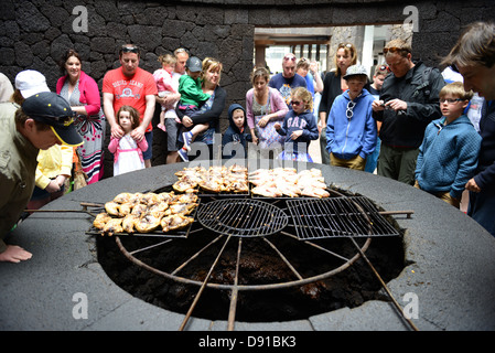 Timanfaya, la cuisson des aliments sur un four volcanique. Parc National de Timanfaya, Lanzarote, Îles Canaries Banque D'Images