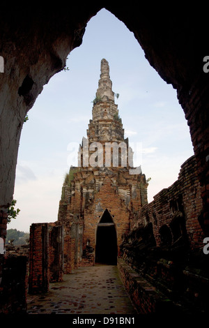 Ruines du temple bouddhiste de Wat Chaiwatthanaram, Thaïlande, Asie du Sud Est. Banque D'Images