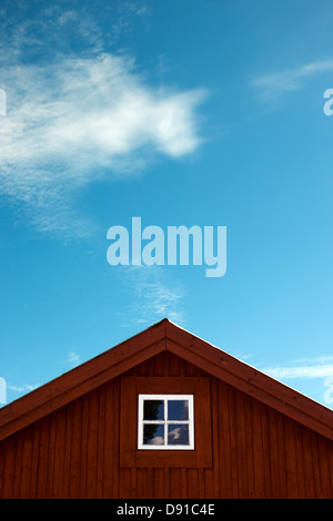 La maison rouge contre un ciel bleu, la Suède. Banque D'Images