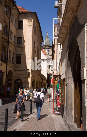 Rue étroite à Prague Banque D'Images