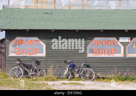 Les vélos en face de shop Banque D'Images