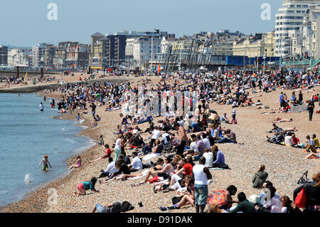 Brighton, Sussex, UK. 8e juillet 2013. Profitez de la foule le temps chaud sur la plage de Brighton et le front de mer aujourd'hui Banque D'Images