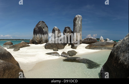 Batu Berlayar Île avec formation de roche naturelle, la destination touristique, Belitung Island, Indonésie Banque D'Images