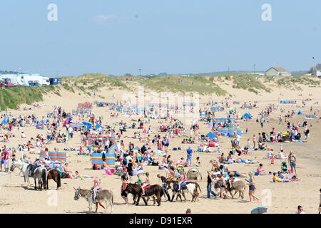 Porthcawl, South Wales, UK 8 juin 2013. Le temps chaud attire les foules à Porthcawl beach dans le sud du Pays de Galles sur l'un des jours les plus chauds de l'année. Crédit : Matthieu Horwood/Alamy Live News Banque D'Images