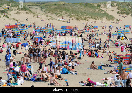 Porthcawl, South Wales, UK 8 juin 2013. Le temps chaud attire les foules à Porthcawl beach dans le sud du Pays de Galles sur l'un des jours les plus chauds de l'année. Crédit : Matthieu Horwood/Alamy Live News Banque D'Images