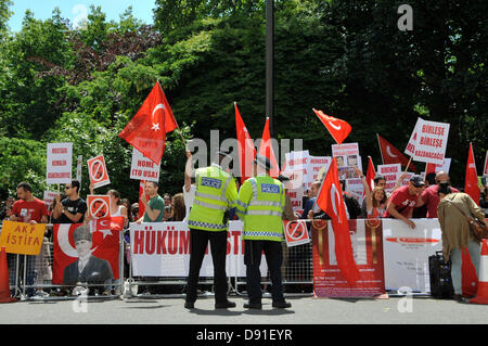 Londres, Royaume-Uni. 8 juin 2013. Environ 300 membres de la communauté turque rassembler à l'extérieur de l'ambassade de Turquie à tenir une manifestation de solidarité pour les militants à Taksim et du parc Gezi, la Turquie. Credit : Pete Maclaine/Alamy Live News Banque D'Images