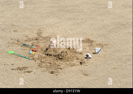 Porthcawl, South Wales, UK 8 juin 2013. Le temps chaud attire les foules à Porthcawl beach dans le sud du Pays de Galles sur l'un des jours les plus chauds de l'année. Crédit : Matthieu Horwood/Alamy Live News Banque D'Images