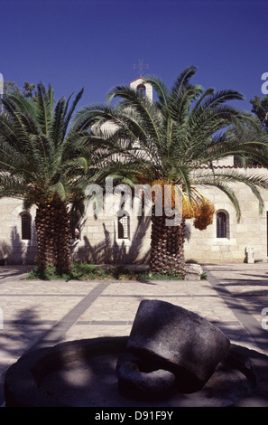 L'extérieur de l'Église catholique romaine de la multiplication des pains et des poissons dans une aire située sur Tabgha la rive nord-ouest de la mer de Galilée en Israël Banque D'Images