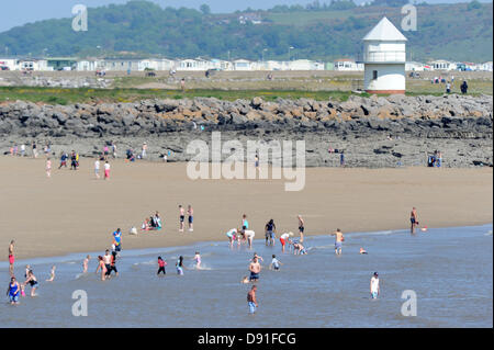 080613 Le temps chaud attire les foules à Porthcawl beach dans le sud du Pays de Galles sur l'un des jours les plus chauds de l'année. Un jeune homme de soleil avec un masque d'Oussama Ben Laden sur la plage à Porthcawl. PIC : Matthieu Horwood Banque D'Images