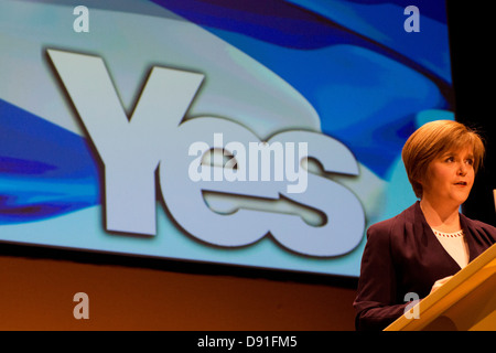 Mars 2013, Inverness. nicola sturgeon, depute chef du parti national écossais s'adresse aux délégués à la conférence du printemps. Banque D'Images