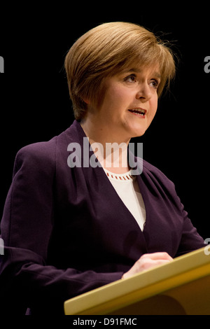 Mars 2013, Inverness. nicola sturgeon, depute chef du parti national écossais s'adresse aux délégués à la conférence du printemps. Banque D'Images