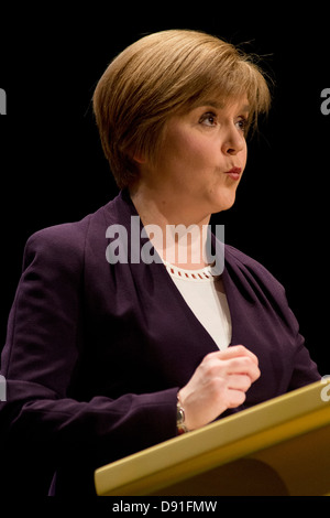 Mars 2013, Inverness. nicola sturgeon, depute chef du parti national écossais s'adresse aux délégués à la conférence du printemps. Banque D'Images