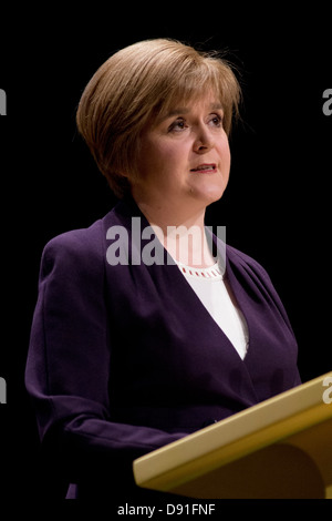 Mars 2013, Inverness. nicola sturgeon, depute chef du parti national écossais s'adresse aux délégués à la conférence du printemps. Banque D'Images