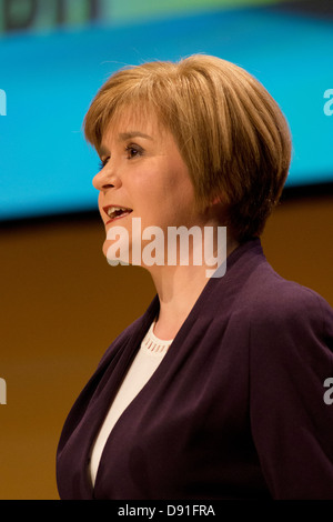 Mars 2013, Inverness. nicola sturgeon, depute chef du parti national écossais s'adresse aux délégués à la conférence du printemps. Banque D'Images