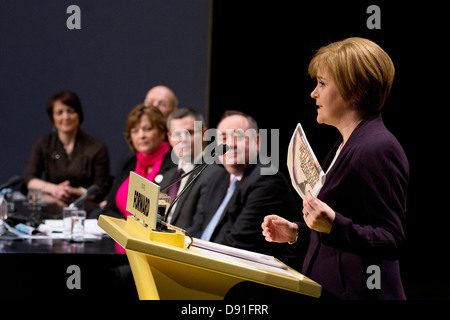 Mars 2013, Inverness. nicola sturgeon, depute chef du parti national écossais s'adresse aux délégués à la conférence du printemps. Banque D'Images