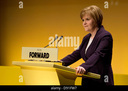 Mars 2013, Inverness. nicola sturgeon, depute chef du parti national écossais s'adresse aux délégués à la conférence du printemps. Banque D'Images