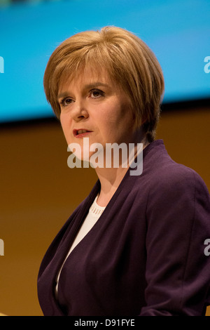 Mars 2013, Inverness. nicola sturgeon, depute chef du parti national écossais s'adresse aux délégués à la conférence du printemps. Banque D'Images