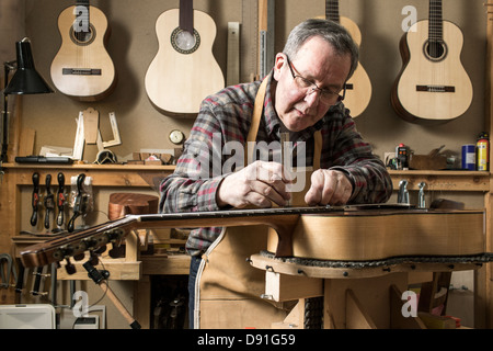 Luthier guitare acoustique finition en atelier Banque D'Images