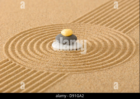 Jardin zen dans le sable avec des pierres empilées Banque D'Images