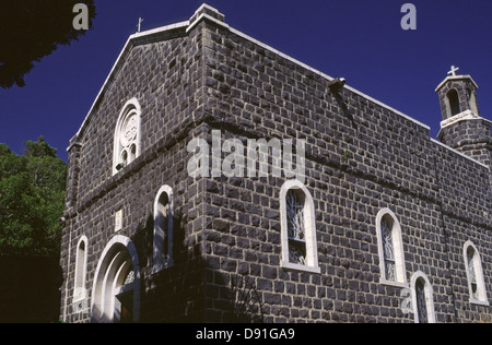 Le squat de la construction de l'église de basalte noir de la primauté de Saint Pierre construit en 1933 qui intègre certaines parties d'une église du 4ème siècle situé à Tabgha, sur la côte nord-ouest de la mer de Galilée, de Tibériade, également ou le lac de Tibériade en Israël Banque D'Images