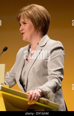 Mars 2013, Inverness. nicola sturgeon, depute chef du parti national écossais s'adresse aux délégués à la conférence du printemps. Banque D'Images