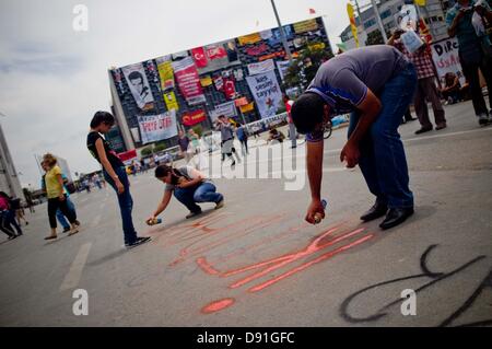 Istanbul, Turquie. 8 juin, 2013. Les protestataires écrire des slogans sur le sol de la place Taksim. Pendant plusieurs jours la vie est passé dans le camp de Gazi Park à Istanbul depuis le début des manifestations contre les excès de l'action de la police contre les protestant contre la coupe à blanc des arbres. Crédit : Jordi Boixareu/Alamy Live News Banque D'Images