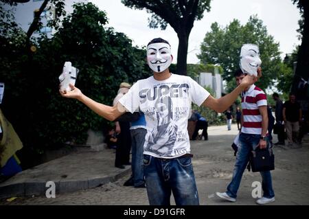 Istanbul, Turquie. 8 juin, 2013. Masques anonyme vendeur à Gazi Park. Pendant plusieurs jours la vie est passé dans le camp de Gazi Park à Istanbul depuis le début des manifestations contre les excès de l'action de la police contre les protestant contre la coupe à blanc des arbres. Crédit : Jordi Boixareu/Alamy Live News Banque D'Images